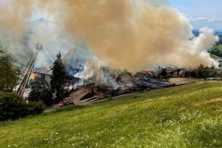 La ferme a complètement été détruite par les flammes.